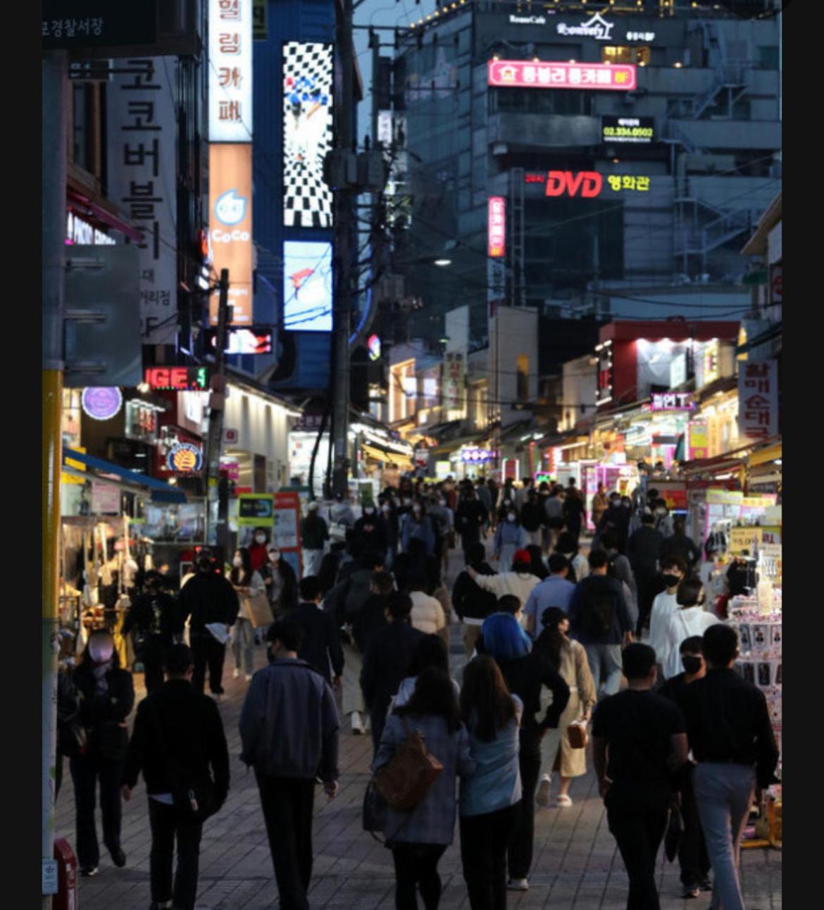 1'Near Hongdae Station, 30sec on foot