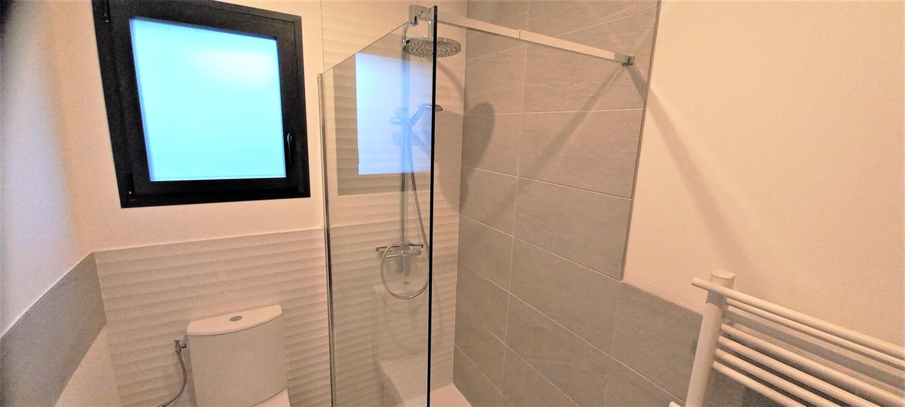 Luxueux appartement dans propriété contemporaine, jardin privatif, piscine