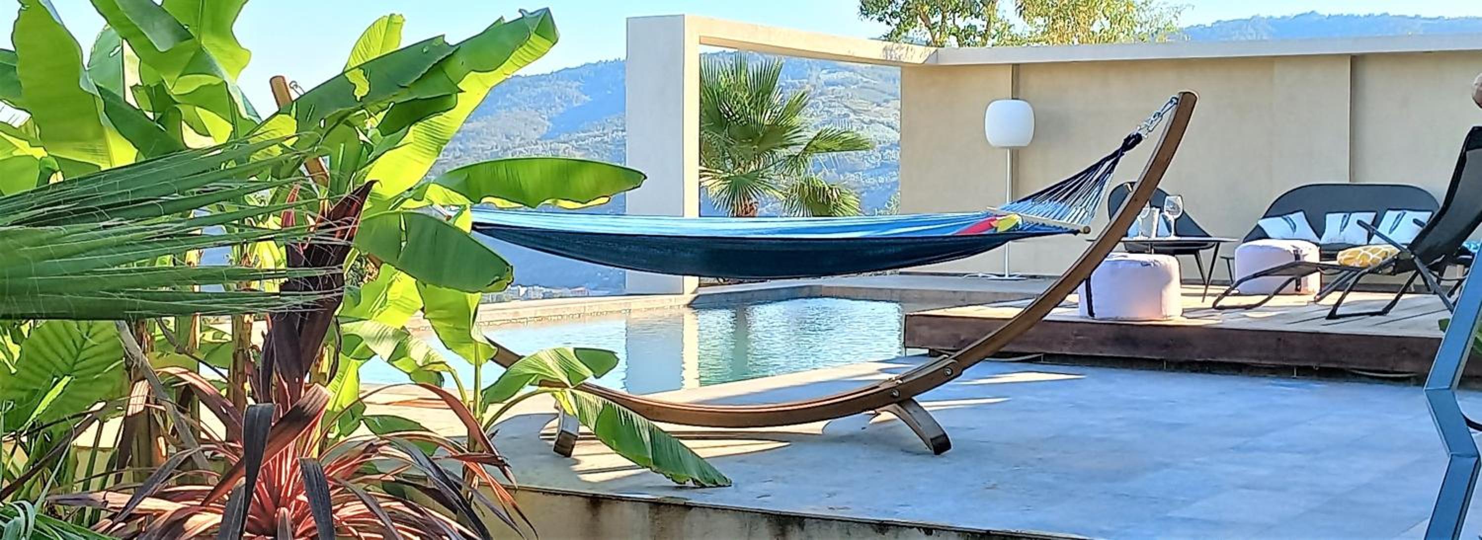 Luxueux appartement dans propriété contemporaine, jardin privatif, piscine