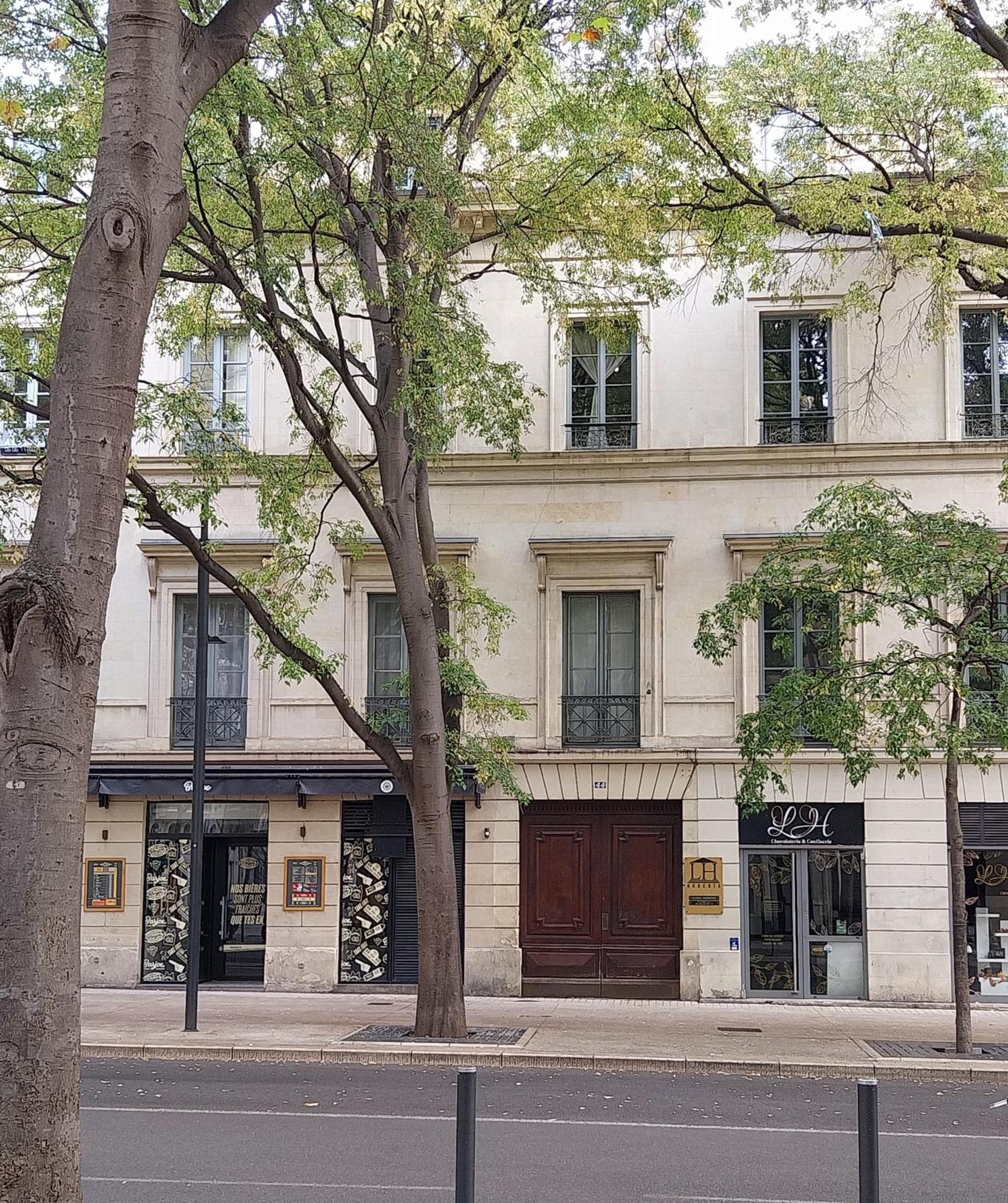 Le Victor Clim entre Arènes & Maison Carrée