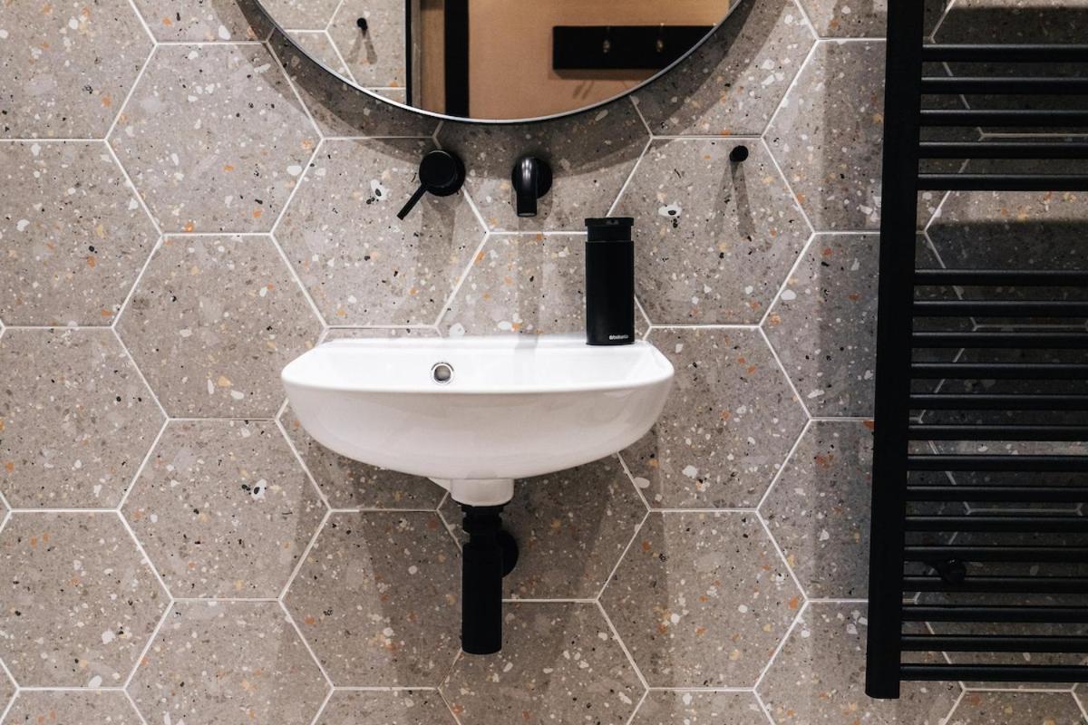 Fresh Stylish West End Flat