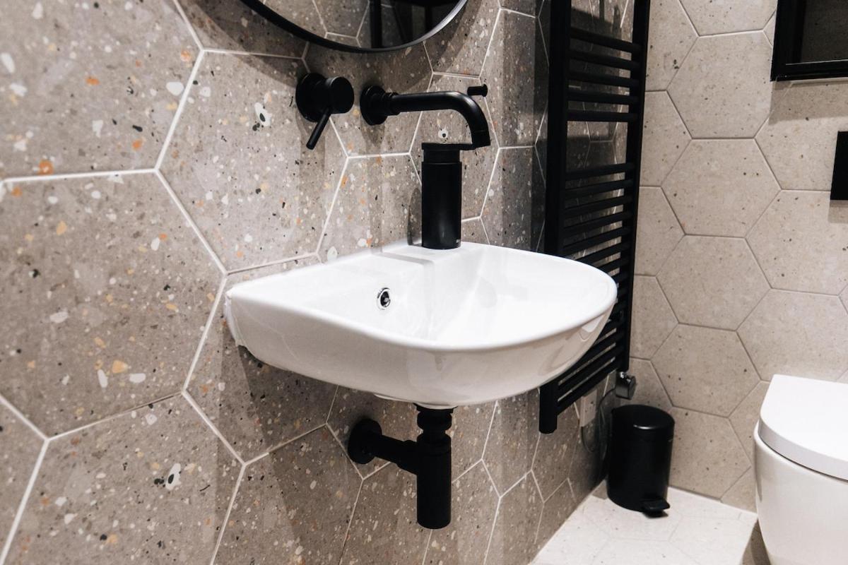 Fresh Stylish West End Flat