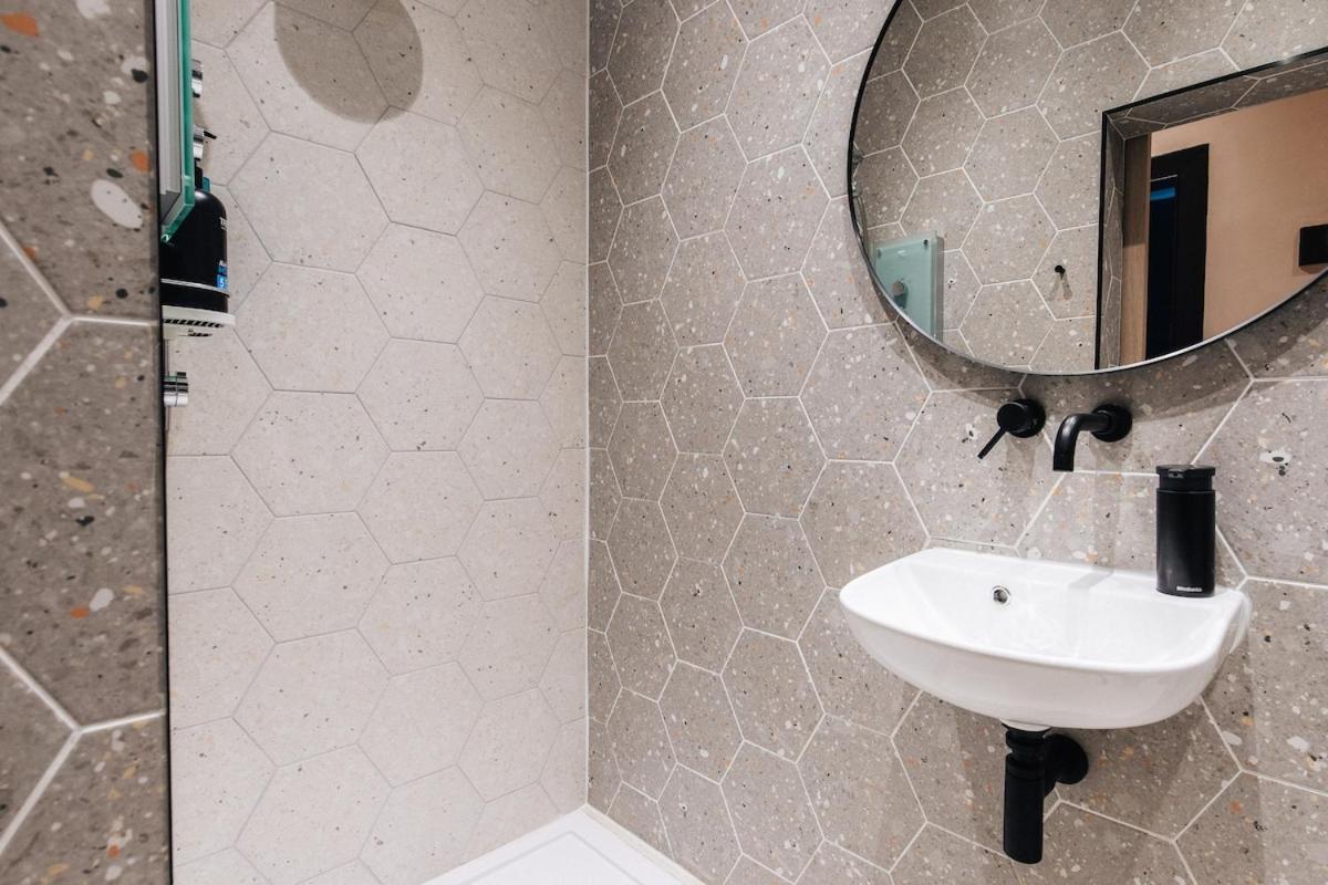 Fresh Stylish West End Flat