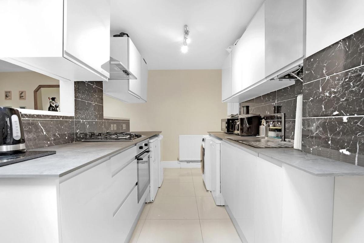 Modern 3 BR Flat Near Tube-Westfield & Central London