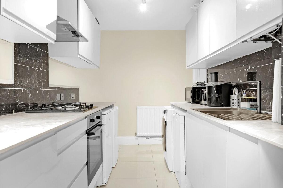 Modern 3 BR Flat Near Tube-Westfield & Central London