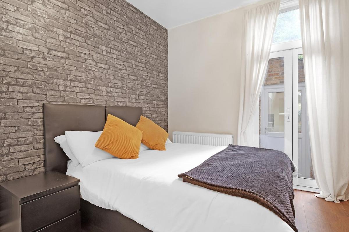 Modern 3 BR Flat Near Tube-Westfield & Central London