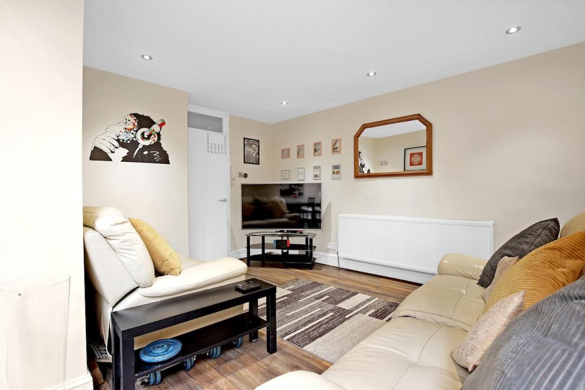 Modern 3 BR Flat Near Tube-Westfield & Central London