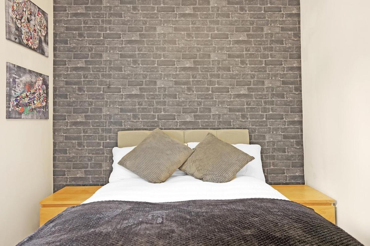 Modern 3 BR Flat Near Tube-Westfield & Central London