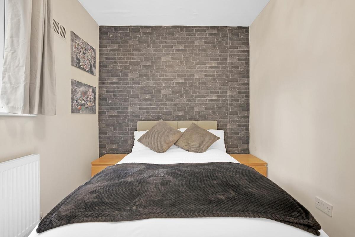Modern 3 BR Flat Near Tube-Westfield & Central London