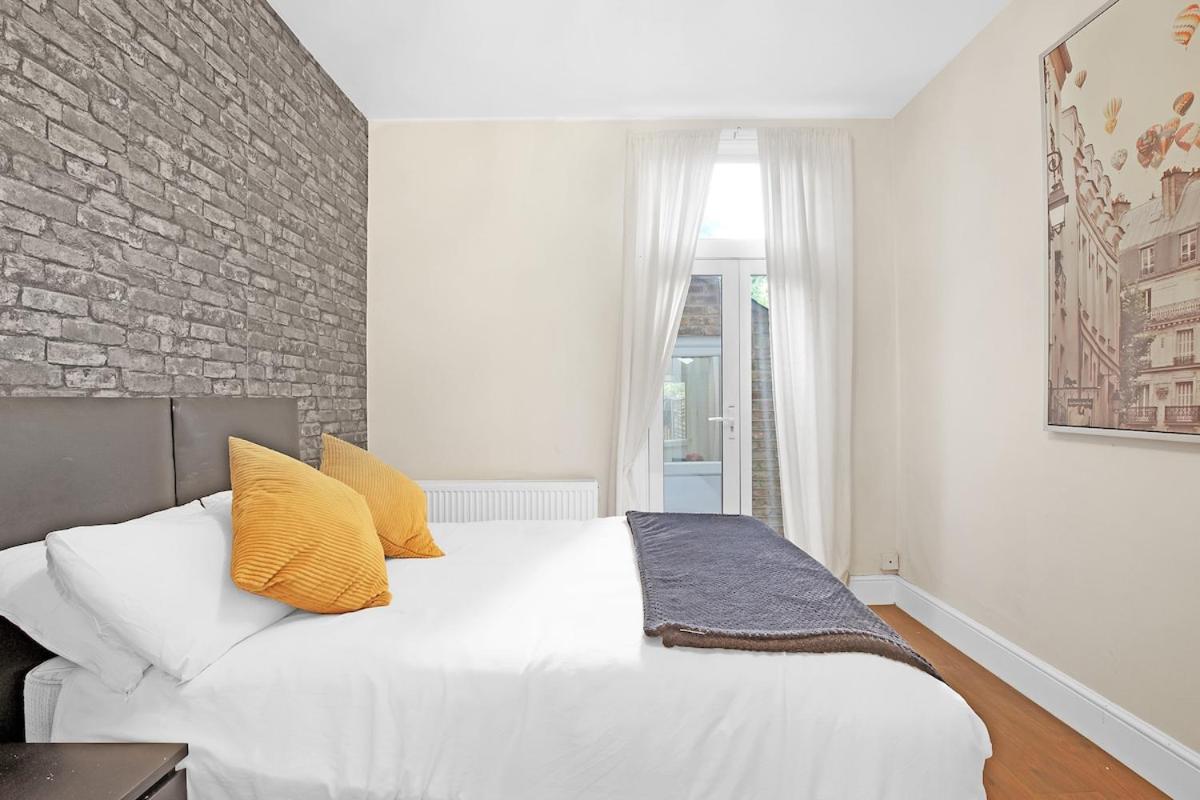 Modern 3 BR Flat Near Tube-Westfield & Central London