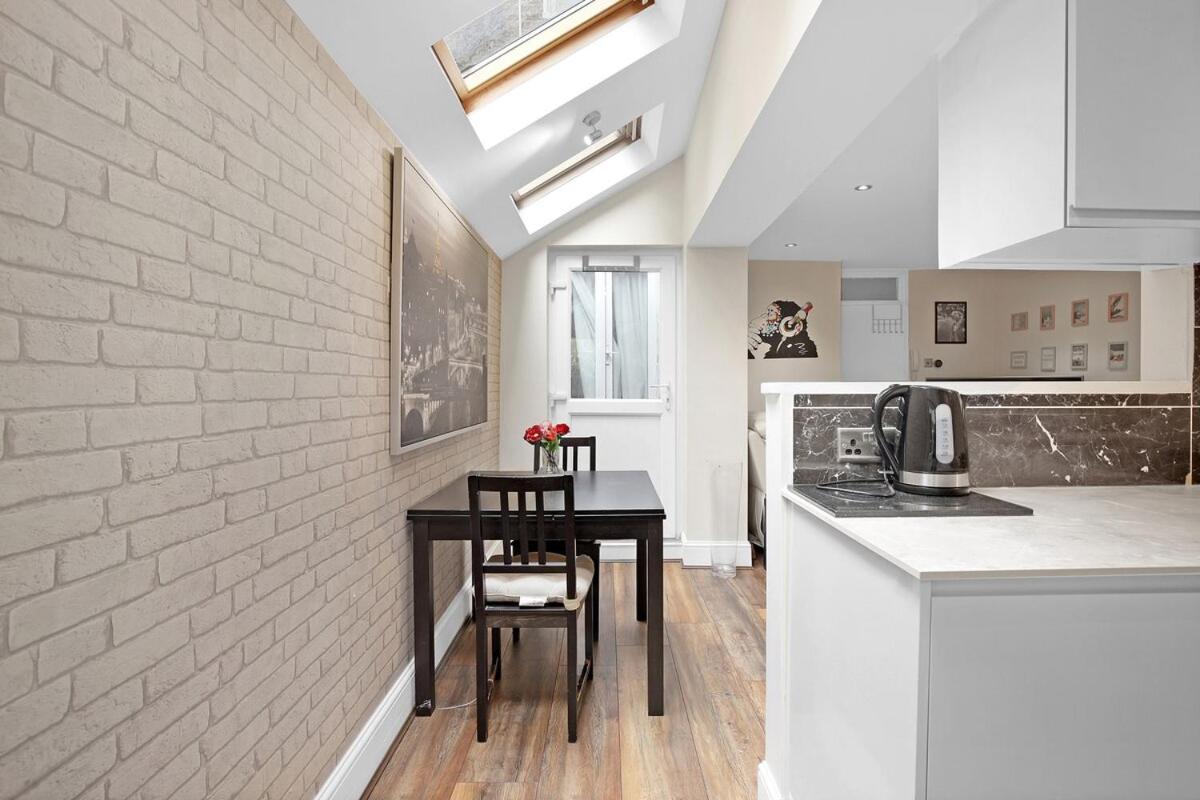 Modern 3 BR Flat Near Tube-Westfield & Central London
