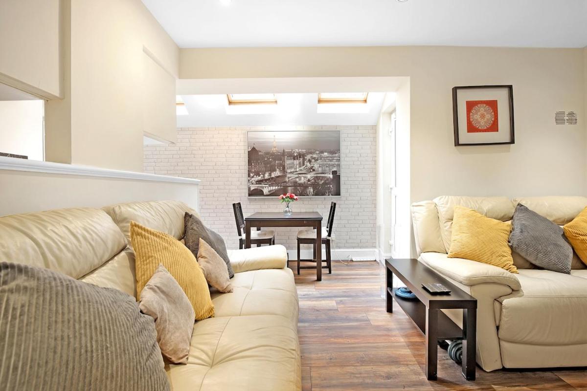 Modern 3 BR Flat Near Tube-Westfield & Central London