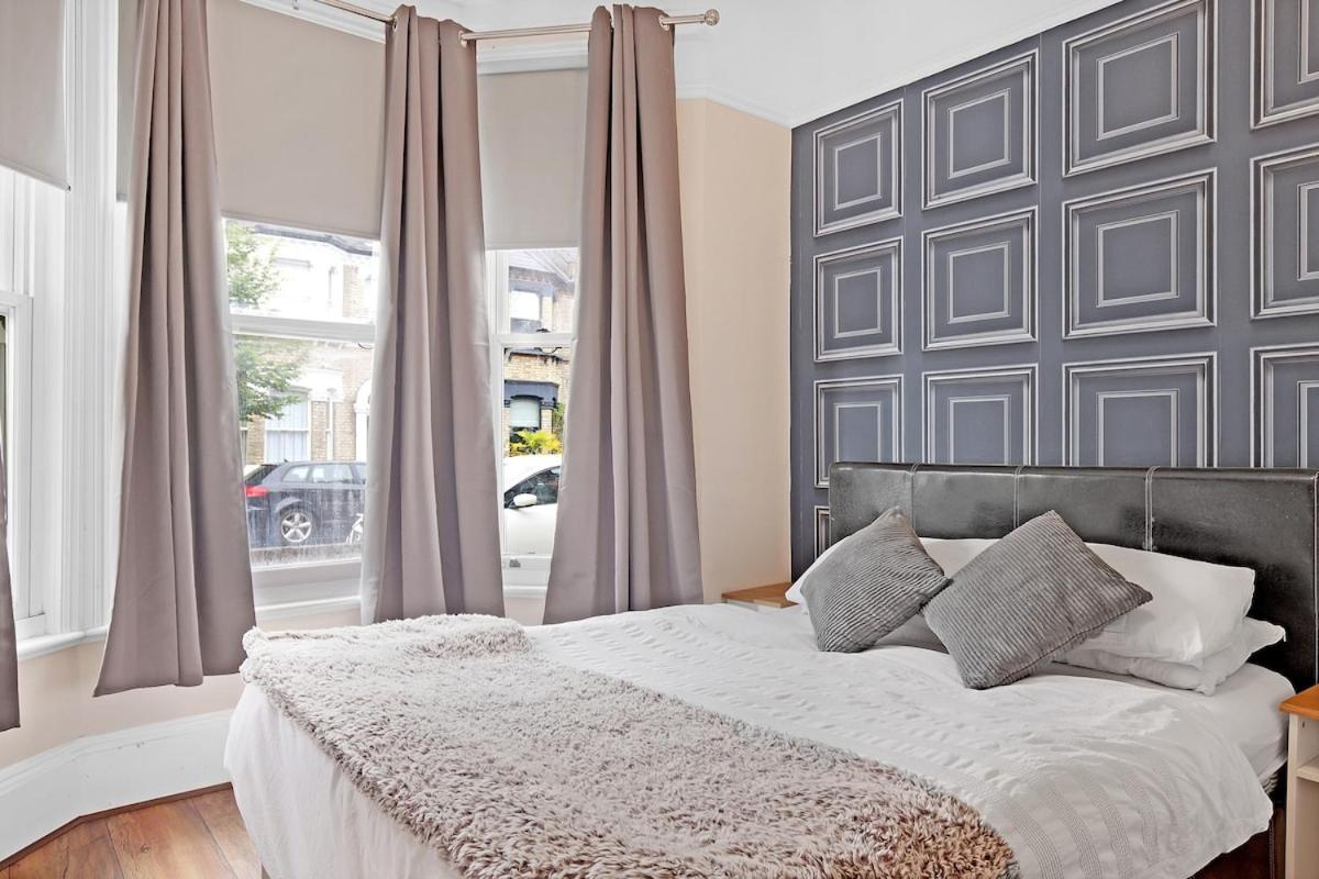 Modern 3 BR Flat Near Tube-Westfield & Central London