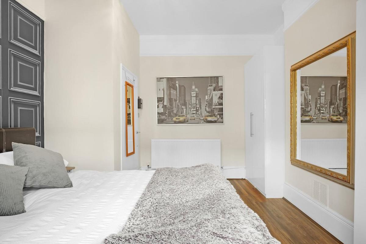 Modern 3 BR Flat Near Tube-Westfield & Central London