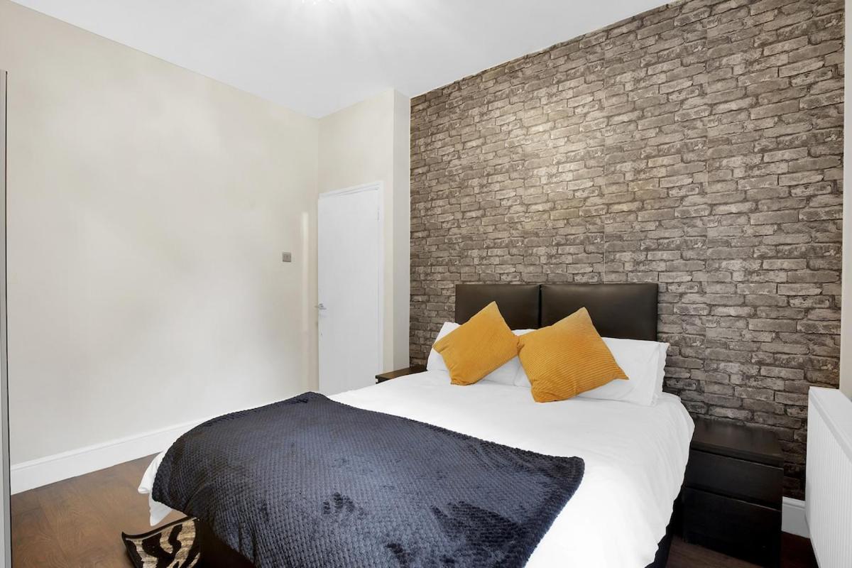 Modern 3 BR Flat Near Tube-Westfield & Central London