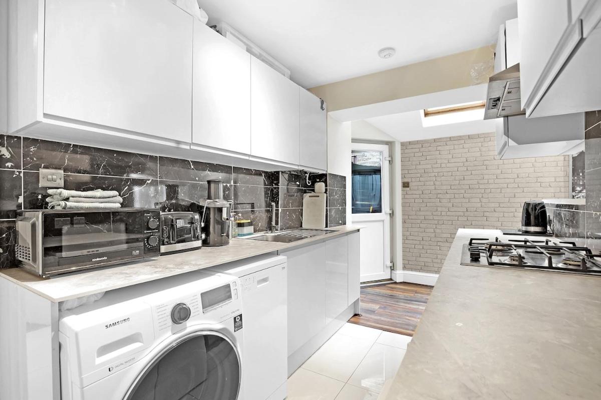 Modern 3 BR Flat Near Tube-Westfield & Central London