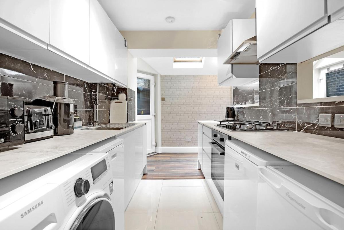 Modern 3 BR Flat Near Tube-Westfield & Central London