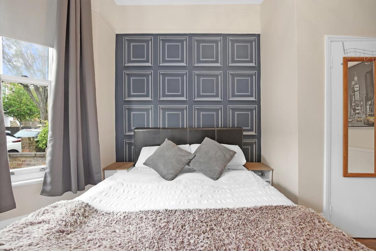 Modern 3 BR Flat Near Tube-Westfield & Central London