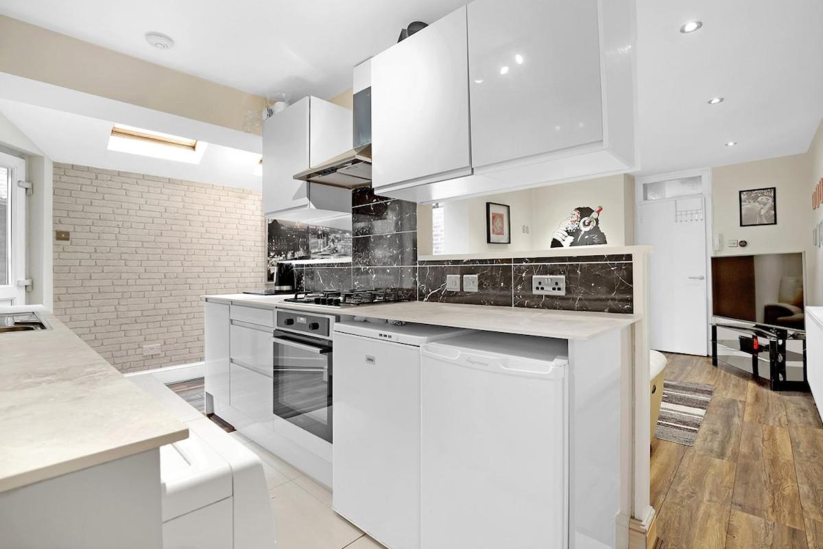 Modern 3 BR Flat Near Tube-Westfield & Central London