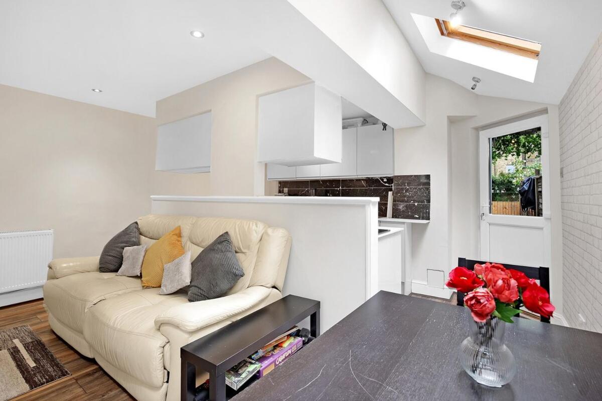 Modern 3 BR Flat Near Tube-Westfield & Central London