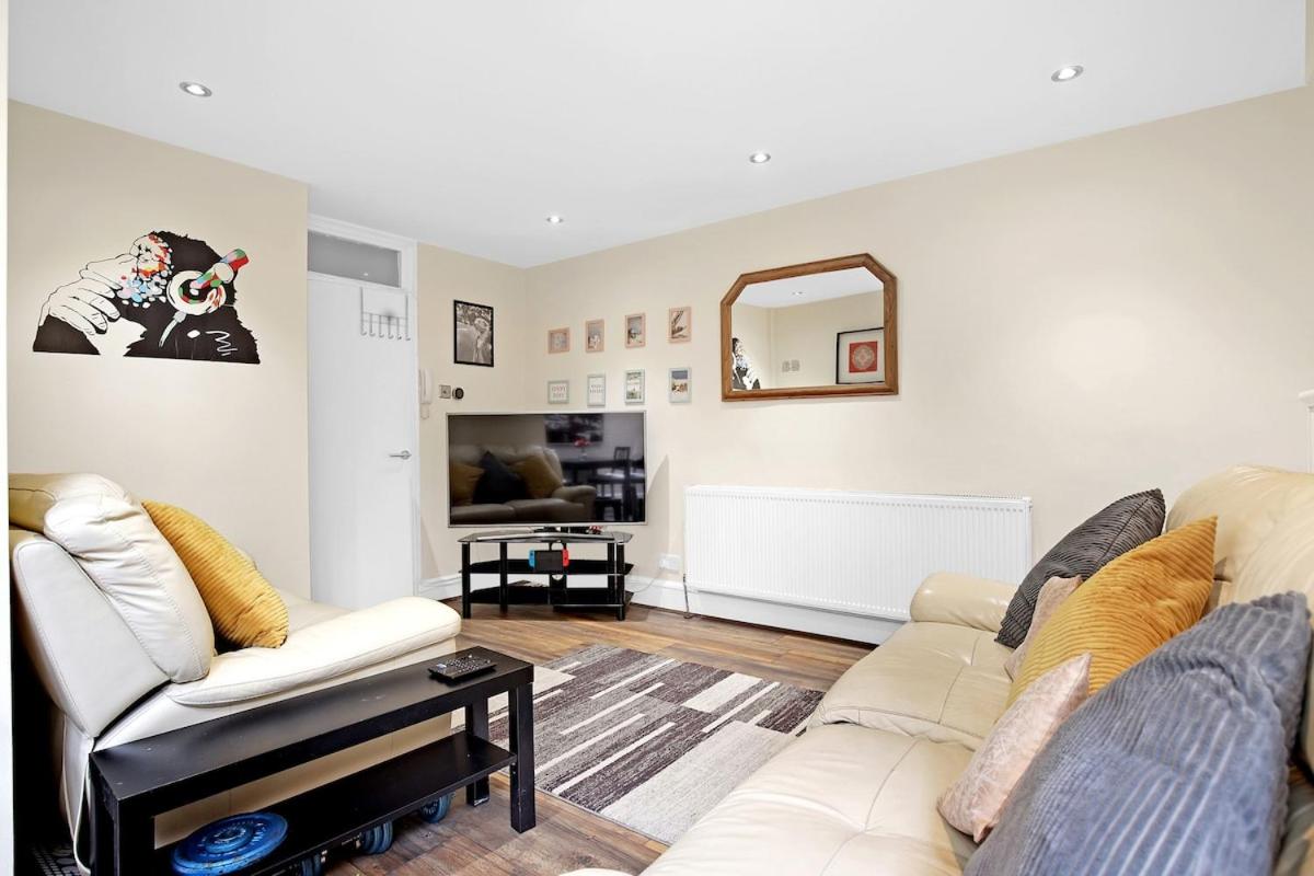 Modern 3 BR Flat Near Tube-Westfield & Central London