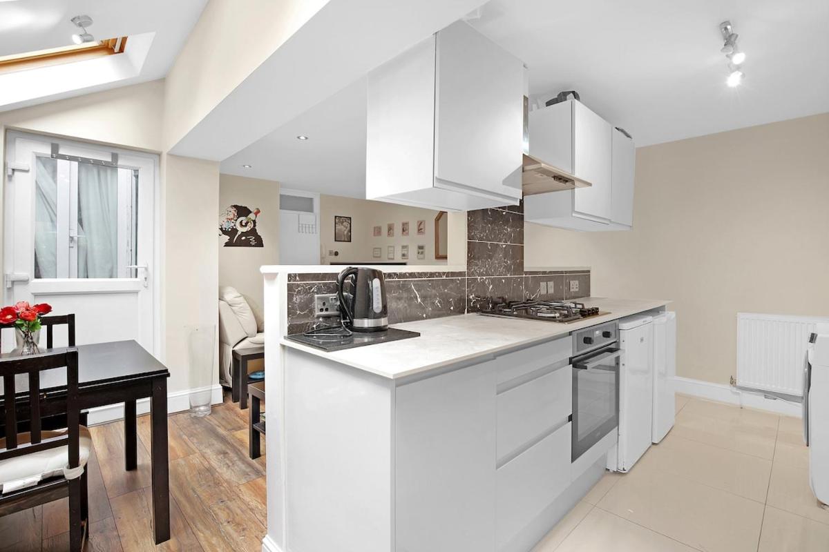 Modern 3 BR Flat Near Tube-Westfield & Central London