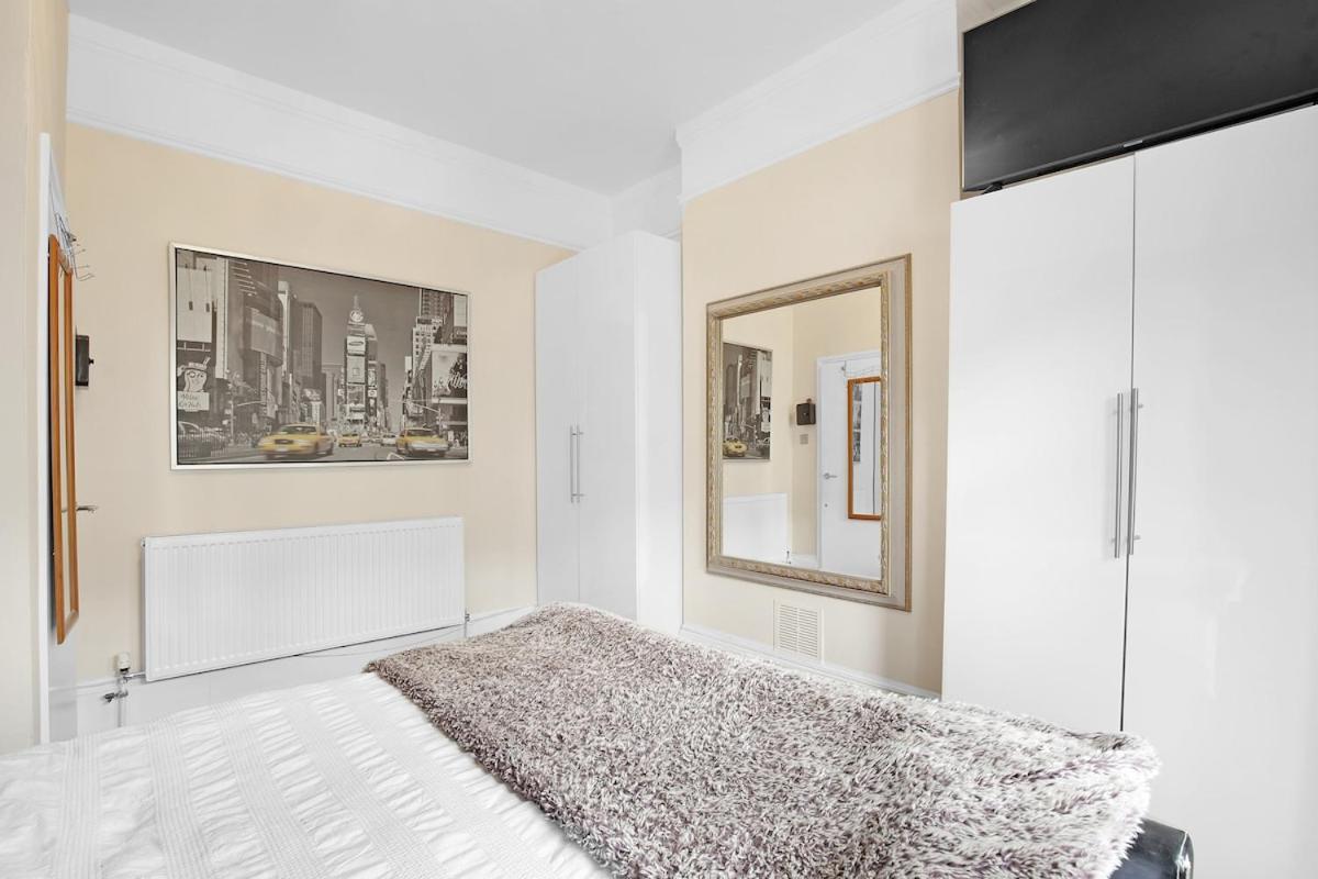 Modern 3 BR Flat Near Tube-Westfield & Central London