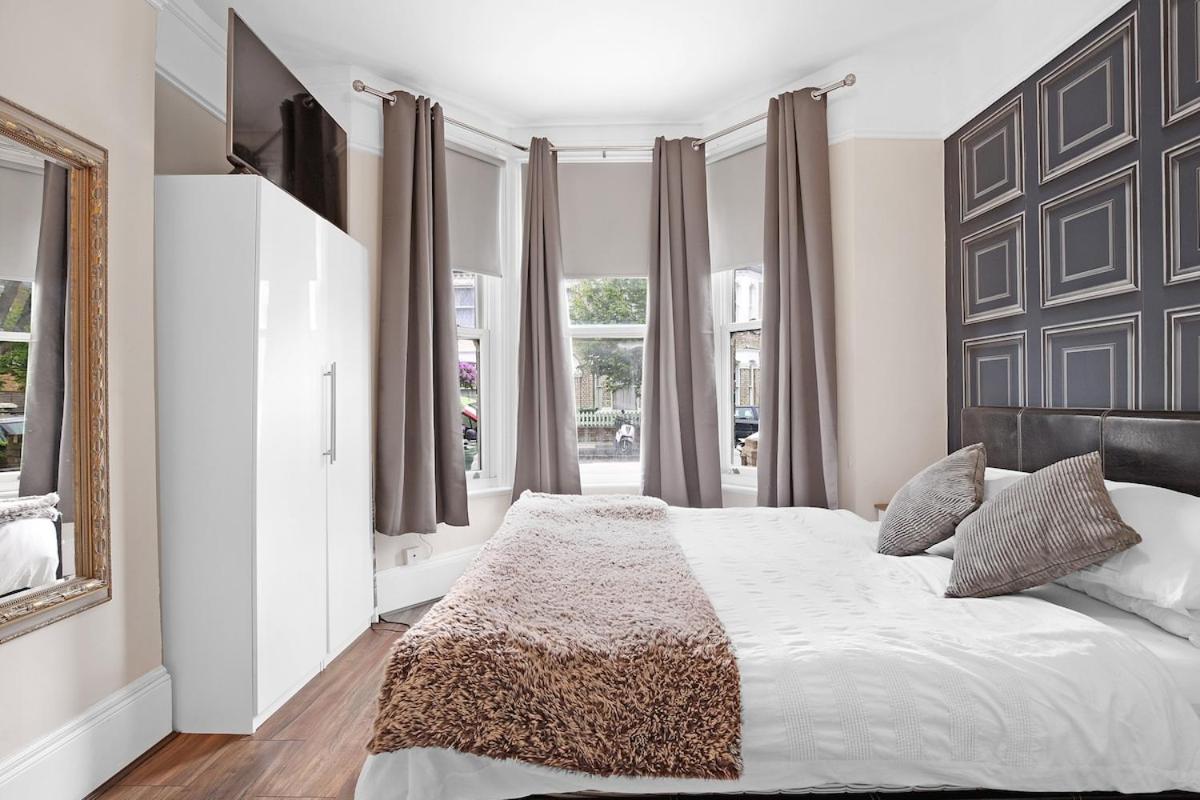 Modern 3 BR Flat Near Tube-Westfield & Central London