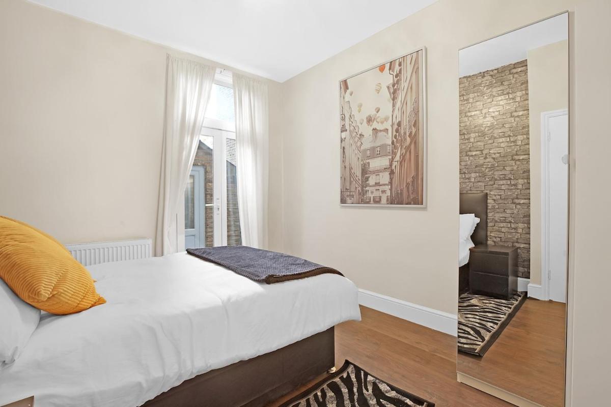 Modern 3 BR Flat Near Tube-Westfield & Central London