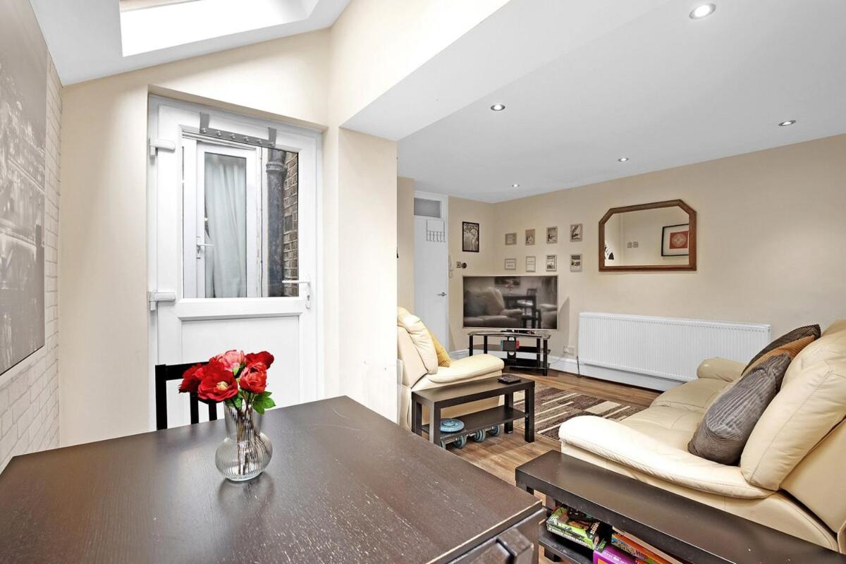 Modern 3 BR Flat Near Tube-Westfield & Central London