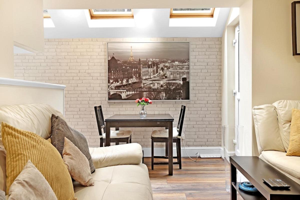 Modern 3 BR Flat Near Tube-Westfield & Central London