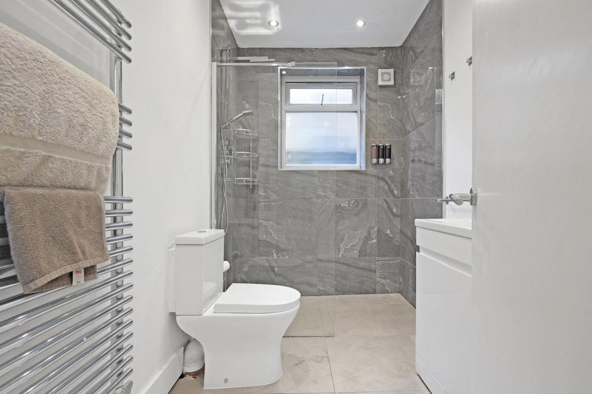 Modern 3 BR Flat Near Tube-Westfield & Central London
