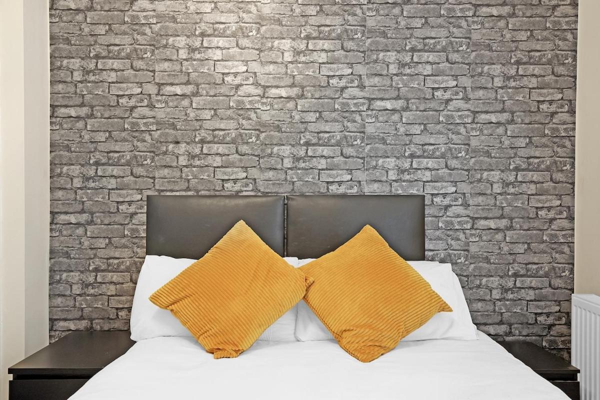 Modern 3 BR Flat Near Tube-Westfield & Central London