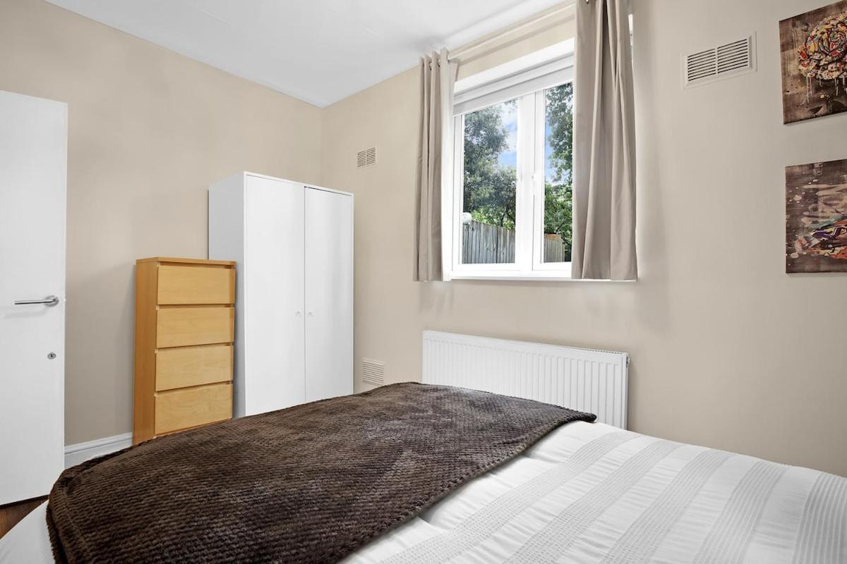 Modern 3 BR Flat Near Tube-Westfield & Central London
