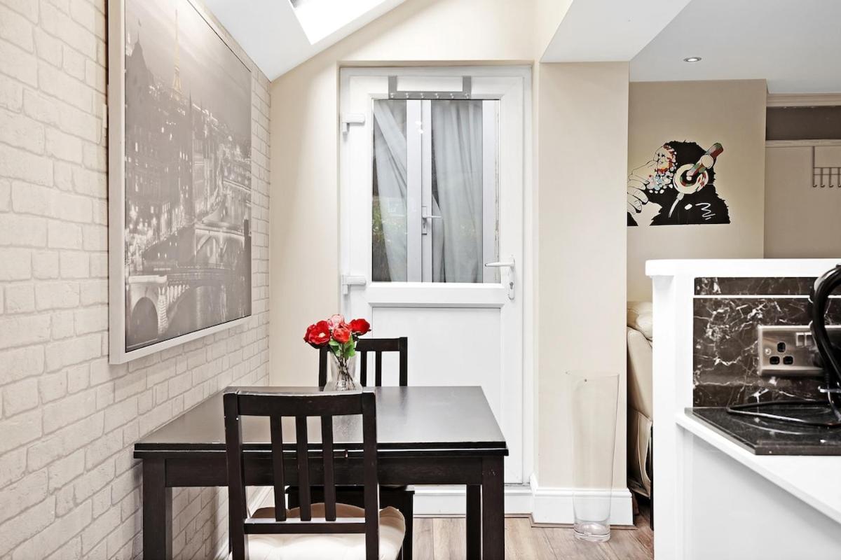 Modern 3 BR Flat Near Tube-Westfield & Central London
