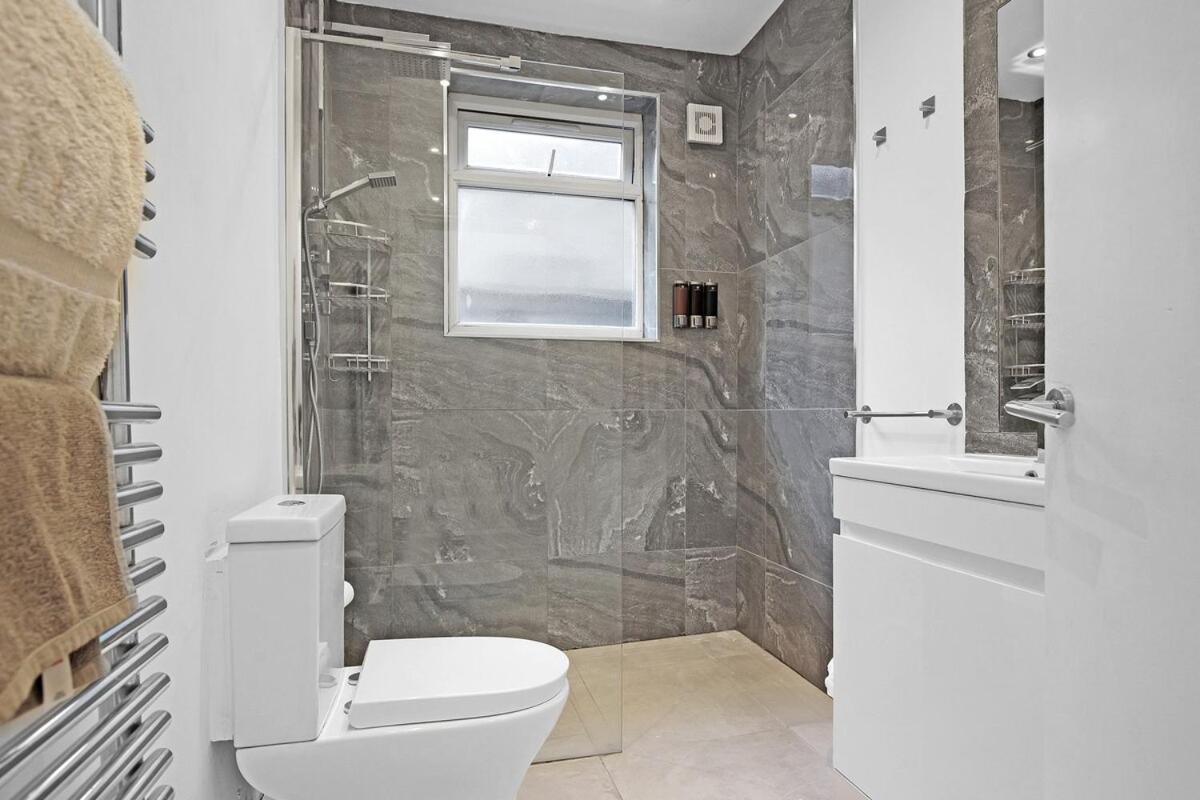 Modern 3 BR Flat Near Tube-Westfield & Central London