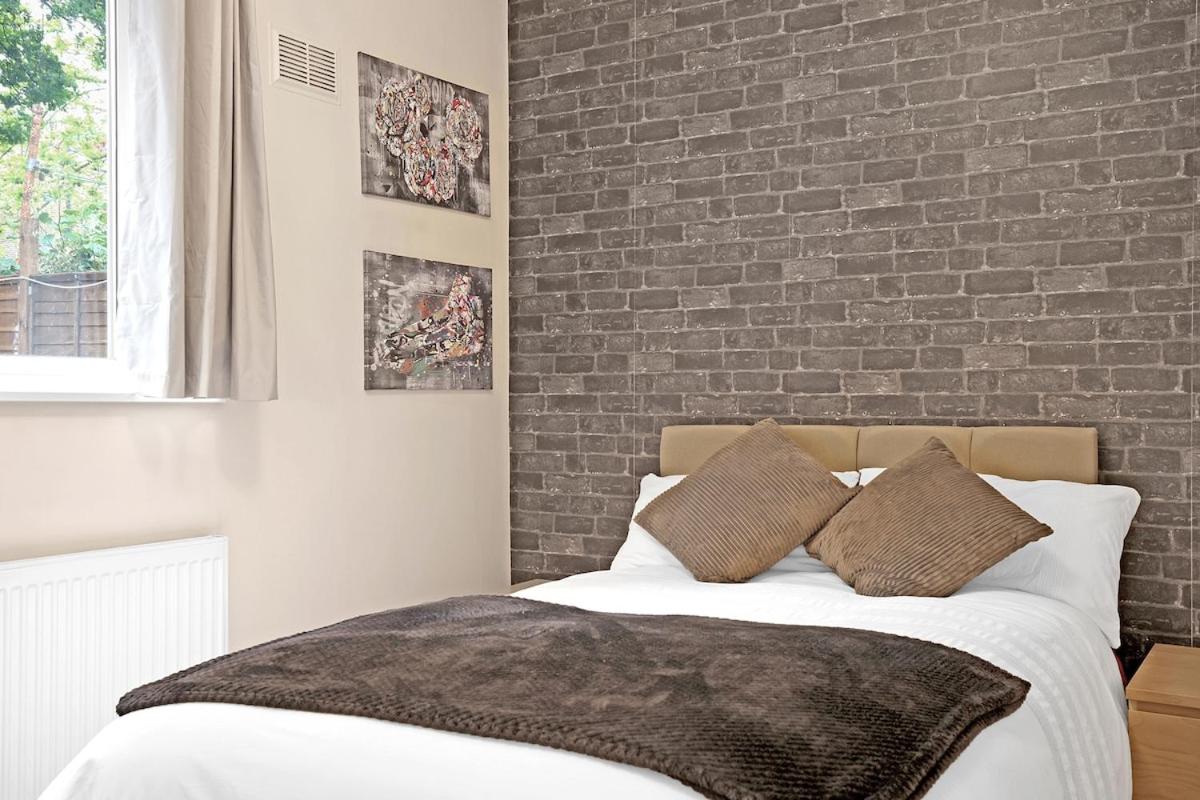 Modern 3 BR Flat Near Tube-Westfield & Central London