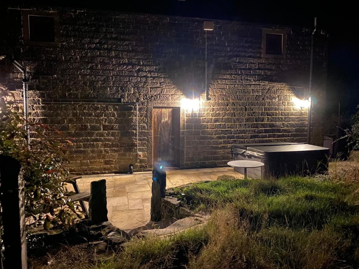 Meagill Corner Farm, barn with hot tub