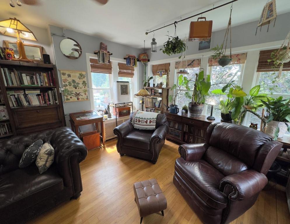 Tranquil Library 2brm 1bath private eclectic apt at Solar Lodge