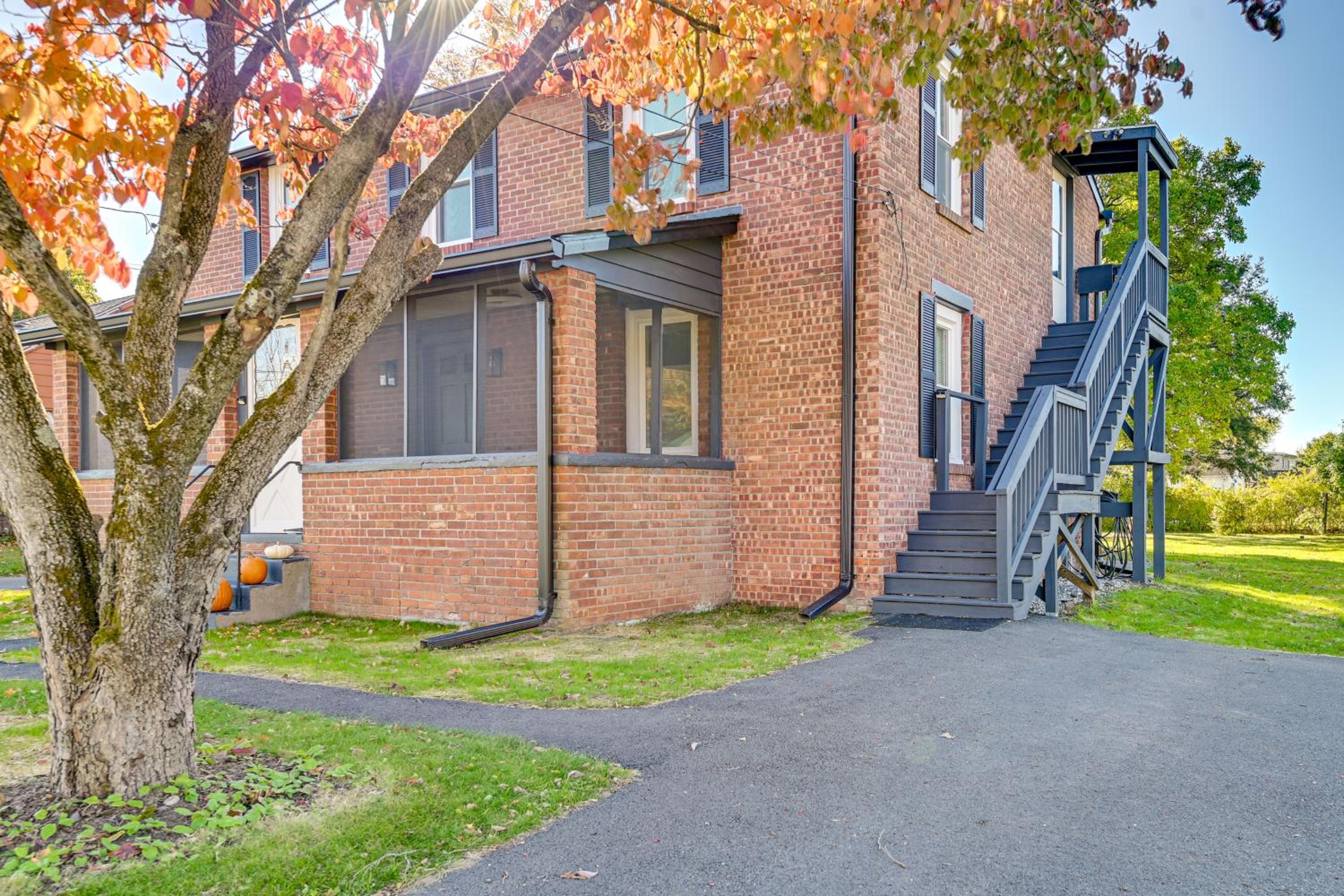 2 Mi to Uptown Centrally Located Kingston Apt!