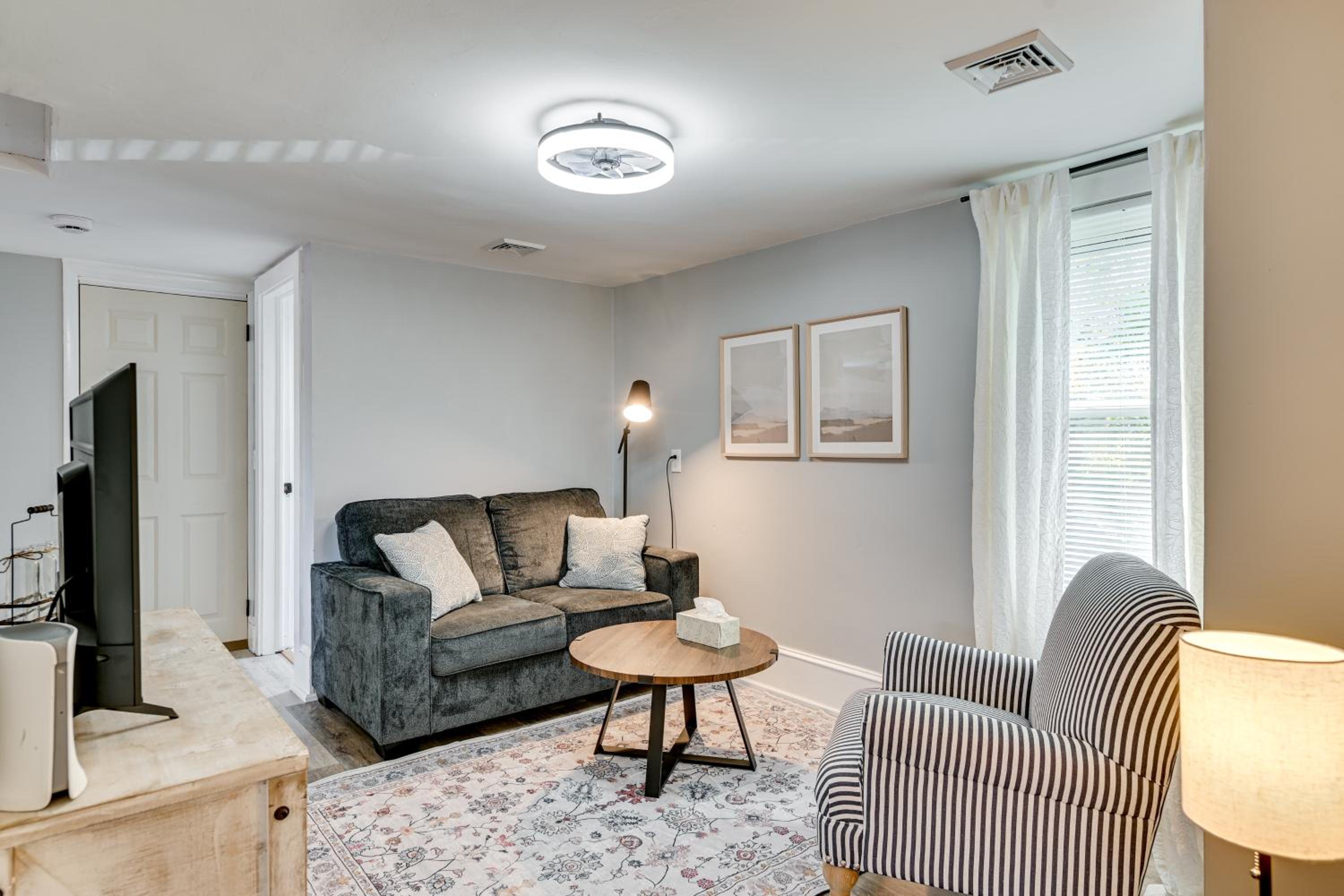 2 Mi to Uptown Centrally Located Kingston Apt!