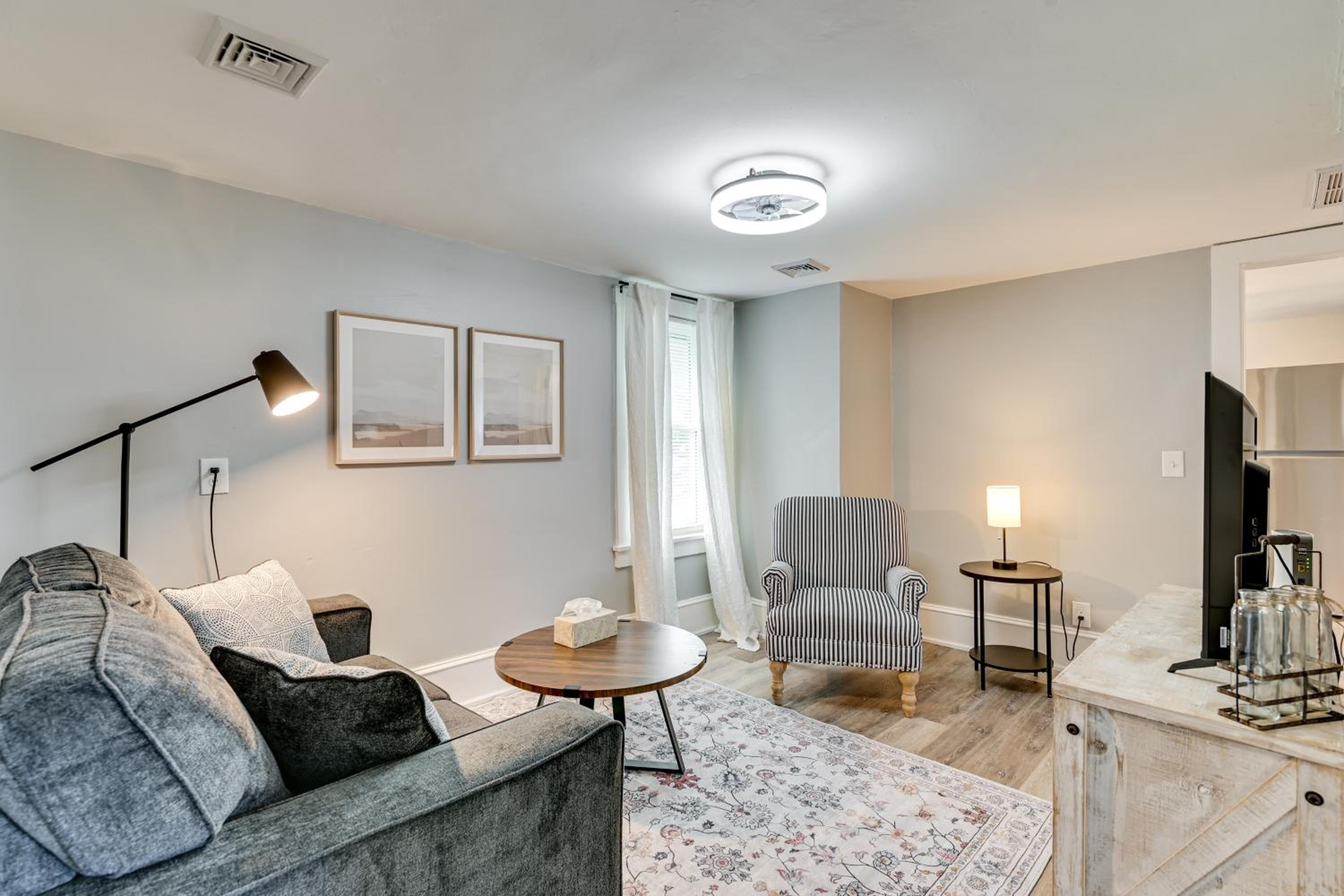 2 Mi to Uptown Centrally Located Kingston Apt!