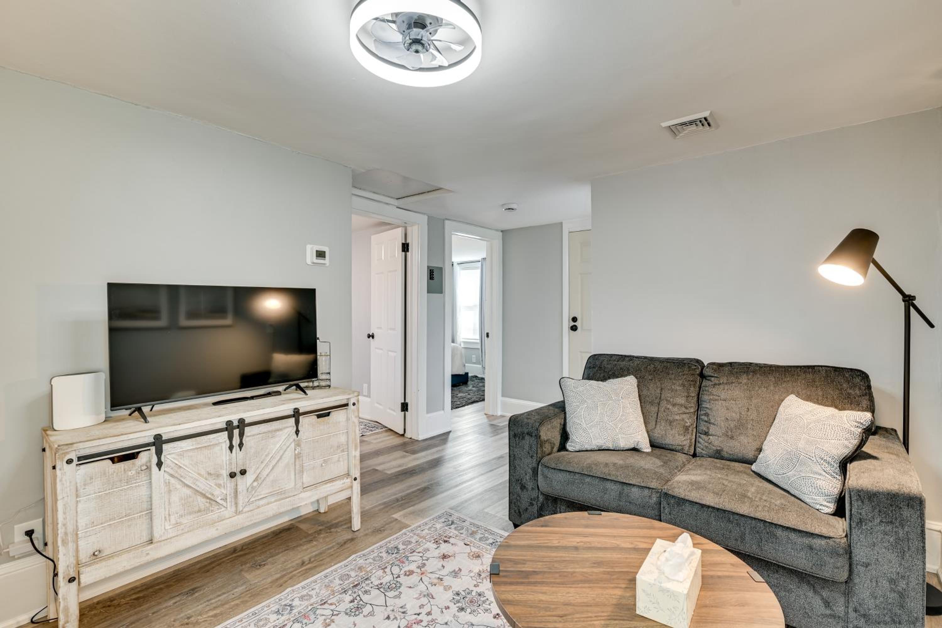 2 Mi to Uptown Centrally Located Kingston Apt!