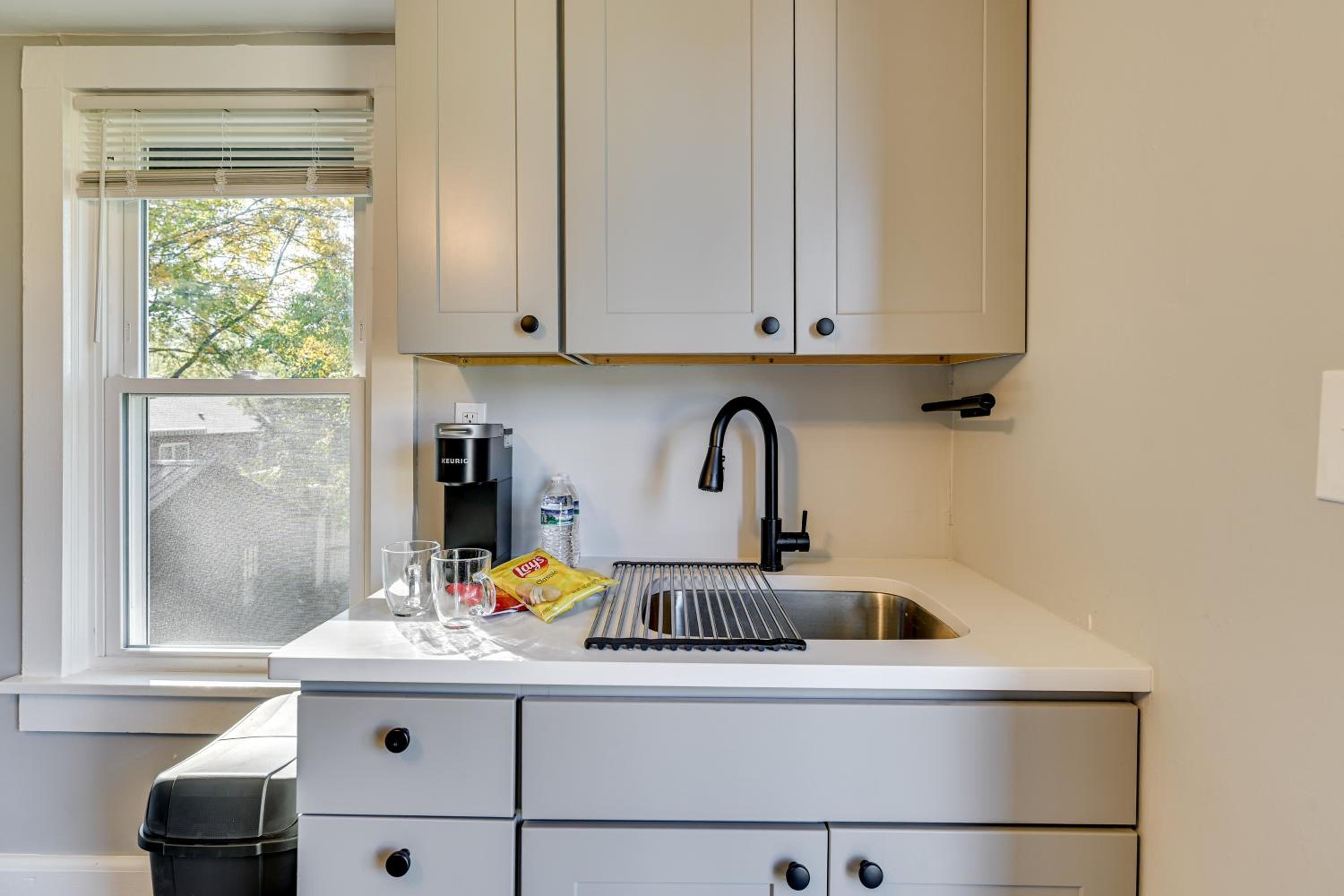 2 Mi to Uptown Centrally Located Kingston Apt!