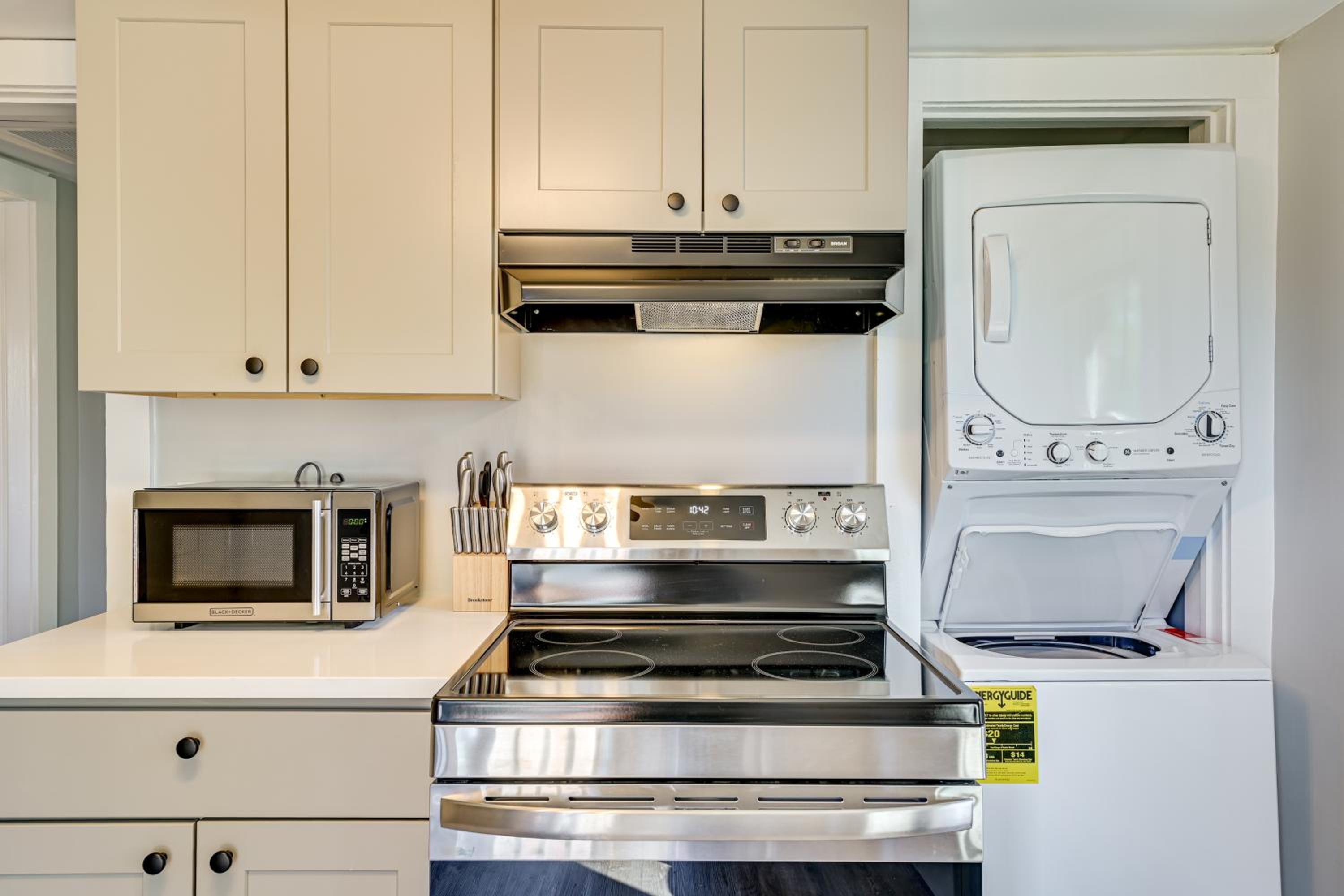 2 Mi to Uptown Centrally Located Kingston Apt!