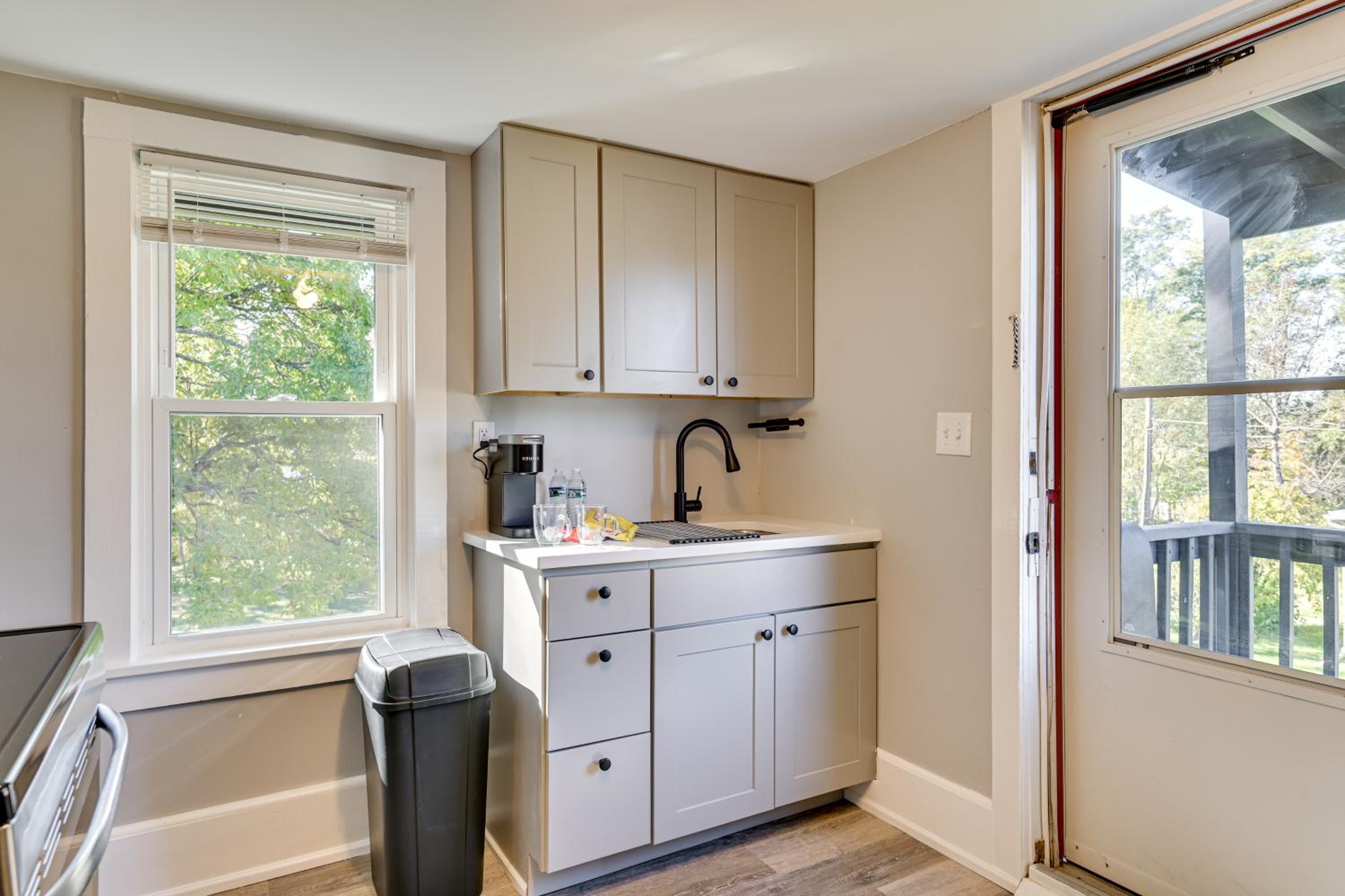 2 Mi to Uptown Centrally Located Kingston Apt!
