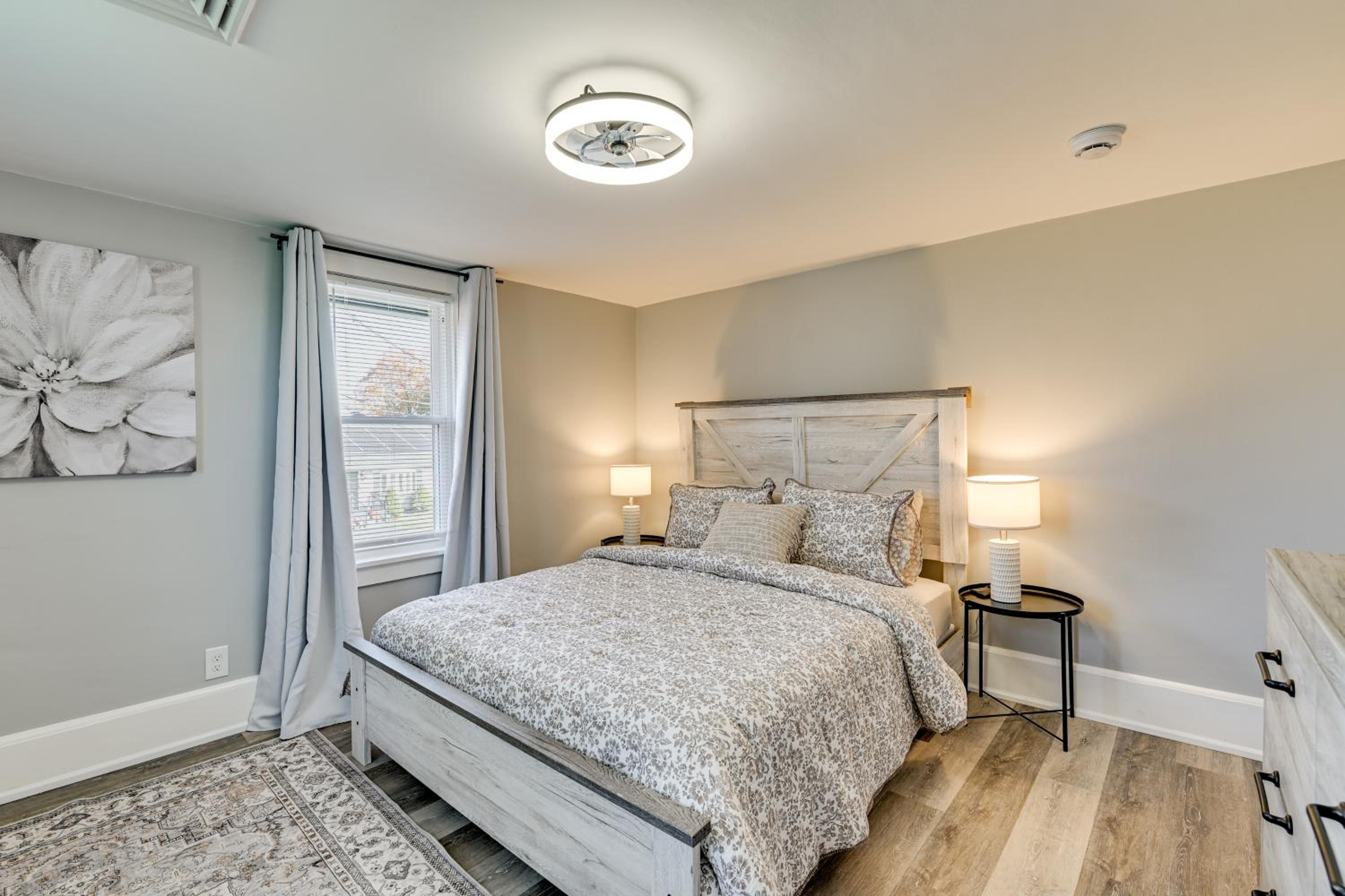 2 Mi to Uptown Centrally Located Kingston Apt!