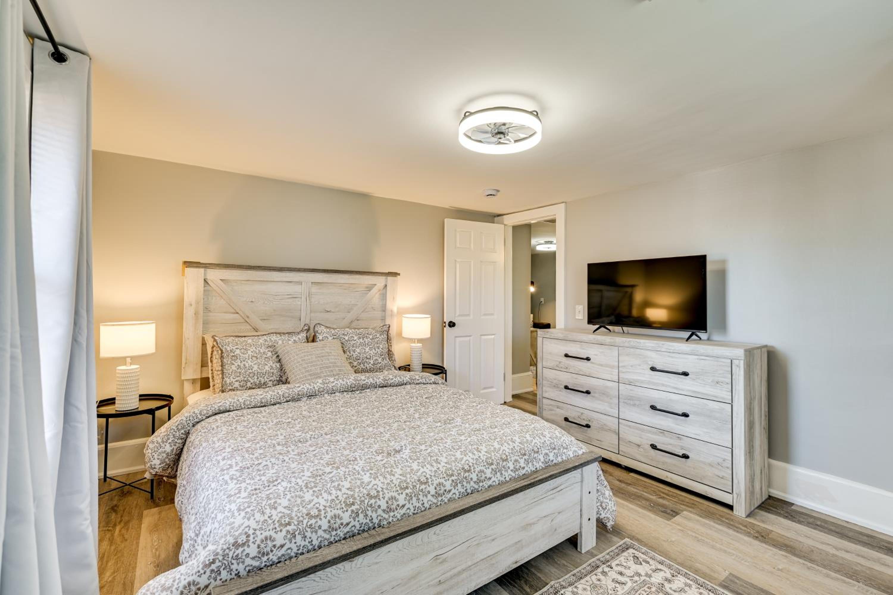 2 Mi to Uptown Centrally Located Kingston Apt!
