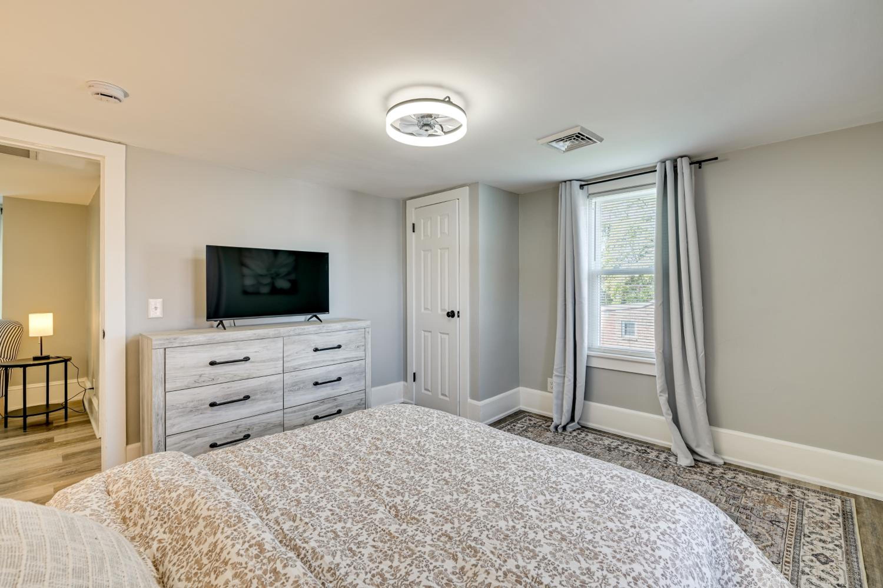 2 Mi to Uptown Centrally Located Kingston Apt!