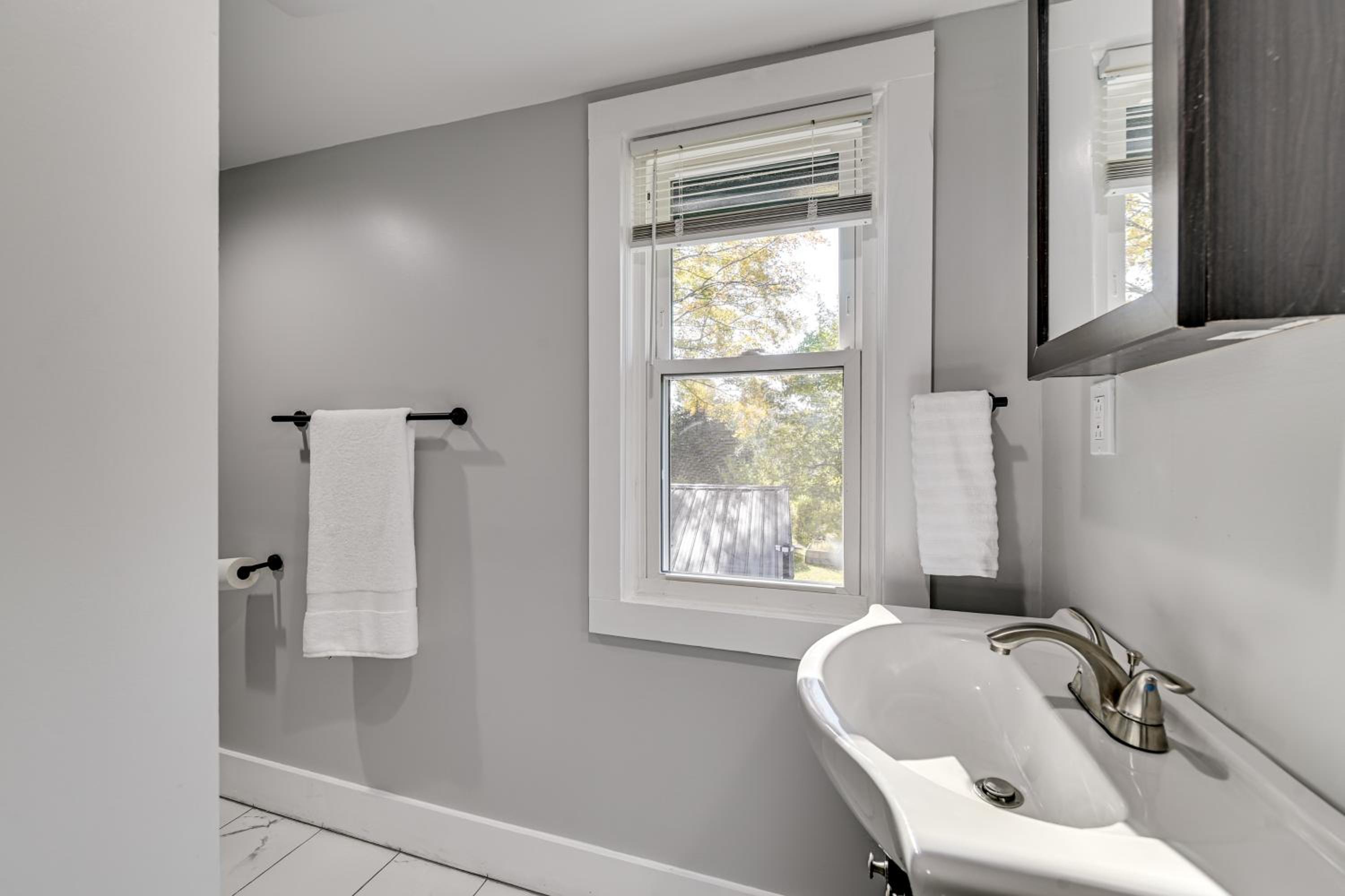 2 Mi to Uptown Centrally Located Kingston Apt!